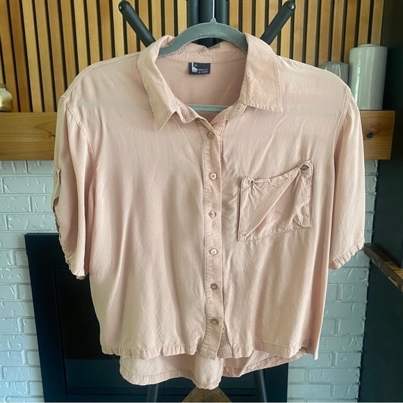 Sparkle and Fade Women's Peach Cropped Button Down Tee - Picture 4 of 9